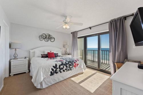 1 Schlafzimmer mit einem Bett und einem Balkon mit Meerblick in der Unterkunft Commodore 508 in Panama City Beach