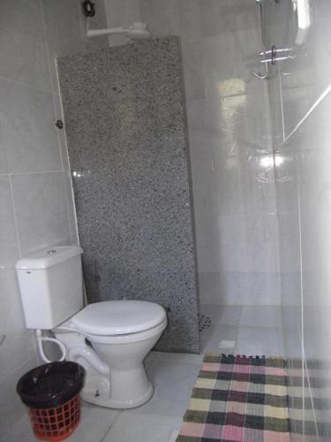 Bilik mandi di Hotel Miguel Pereira