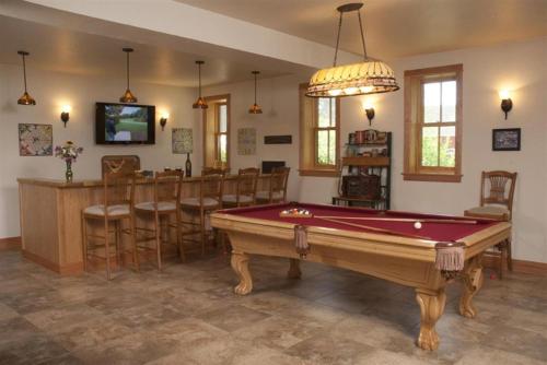 une salle avec un billard et un bar dans l'établissement Lake Orchard Farm Retreat, à Sheboygan