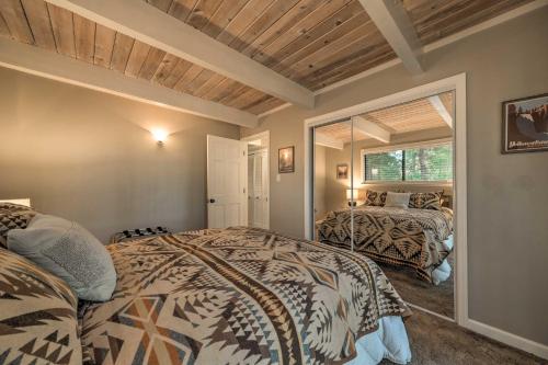 um quarto com 2 camas e uma janela em Pet-Friendly Blue Lake Springs Cabin with Fire Pit! em Arnold