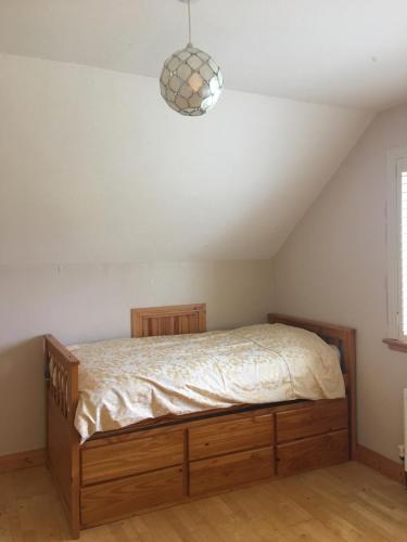 Postel nebo postele na pokoji v ubytování 4 Bedrooms with stunning Lake View Drumcoura Lake Resort beside Saloon & equestrian Centre, Lakes & Forest