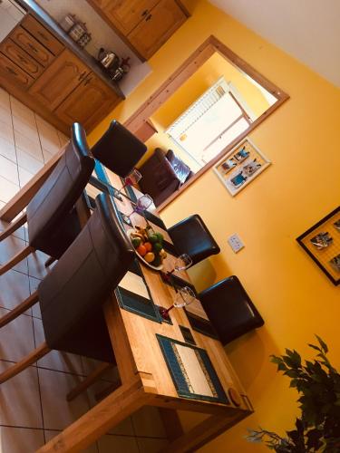 Posezení v ubytování 4 Bedrooms with stunning Lake View Drumcoura Lake Resort beside Saloon & equestrian Centre, Lakes & Forest