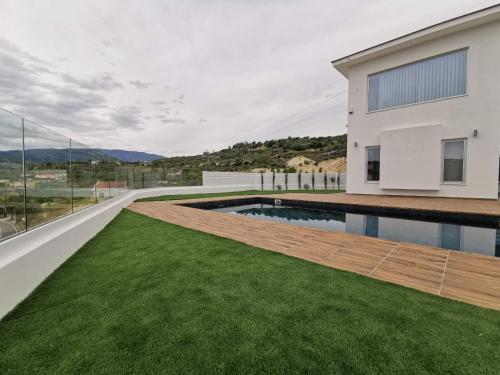 Бассейн в Maximos Luxury Villa with Pool -BREAKBOOKING-CY или поблизости