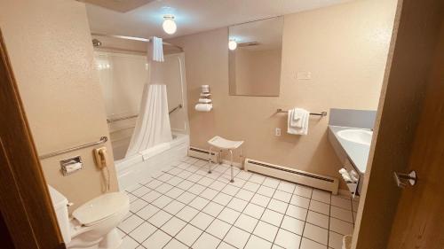 Phòng tắm tại Super 8 by Wyndham Medicine Hat AB