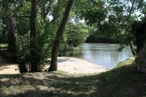 Photo de la galerie de l'établissement Domaine de Pont Vieux Aubeterre, à Aubeterre-sur-Dronne