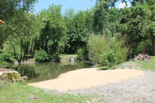 Photo de la galerie de l'établissement Domaine de Pont Vieux Aubeterre, à Aubeterre-sur-Dronne