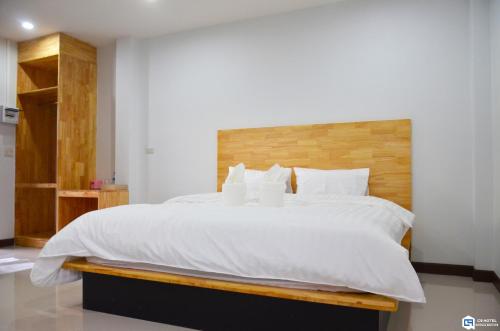トランにあるC9 Hotel - โรงแรมซีไนน์の白いシーツと枕が付いた大きなベッドのある寝室