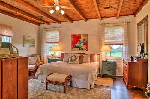 Ένα ή περισσότερα κρεβάτια σε δωμάτιο στο Historic Baton Rouge Vacation Rental 6 Mi to LSU!