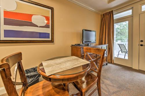 TV a/nebo společenská místnost v ubytování Anderson Golf Club Condo with Community Amenities!