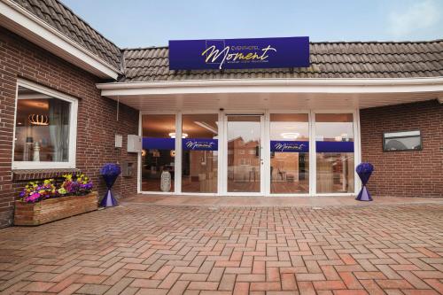 a store with purple vases in front of a building at Eventhotel Moment in Sande