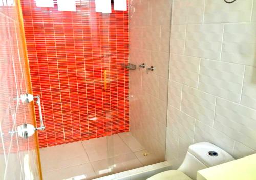 a bathroom with a glass shower with a toilet at Casa Campestre con Piscina Privada Anapoima in Girardot