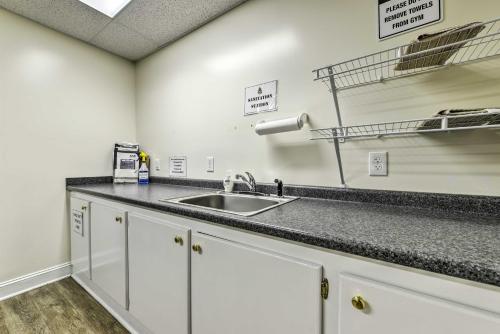 Η κουζίνα ή μικρή κουζίνα στο Anderson Creek Club Condo with Community Amenities!