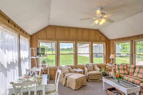 Χώρος καθιστικού στο Historic Ottawa Lake House Deck, Barn and 96 Acres!