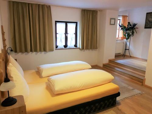 zwei Kissen auf einem Bett in einem Zimmer in der Unterkunft City Apartment in Oberammergau