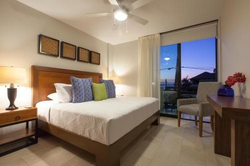 a bedroom with a bed and a desk and a window at Departamentos San José in La Paz