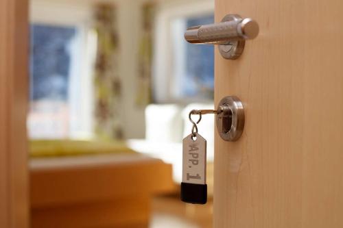a tag attached to a door with a key at Apart Mount Everest in Sölden