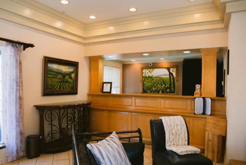 Televisyen dan/atau pusat hiburan di Napa Valley Hotel & Suites