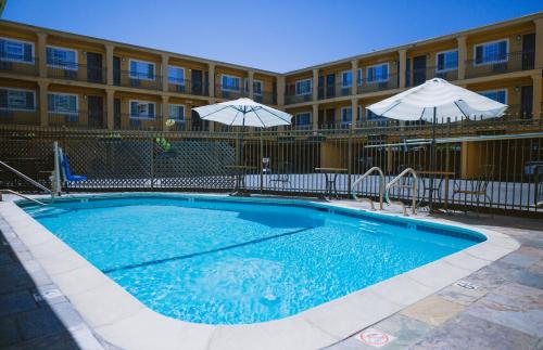 uma piscina em frente a um edifício em Napa Valley Hotel & Suites em Napa