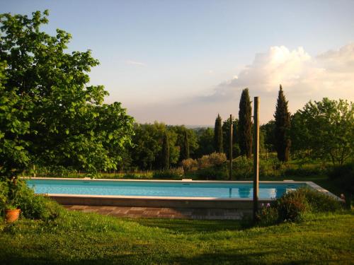 a swimming pool in the middle of a yard at Maso Di Villa Relais di Campagna in Susegana