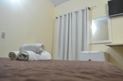 Cama ou camas em um quarto em Pousada Caravela