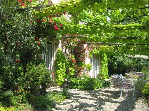 a garden with a pergola full of flowers at Maso Di Villa Relais di Campagna in Susegana