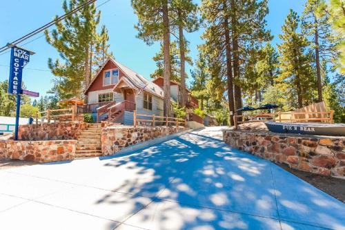 Gallery image of Cottage 5 Grizzly Bear Walk to Village, Lake and Forest in Big Bear Lake