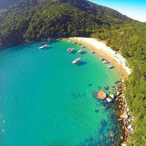 an aerial view of a beach with boats in the water at Pousada Recanto da Ana Alice in Abraão