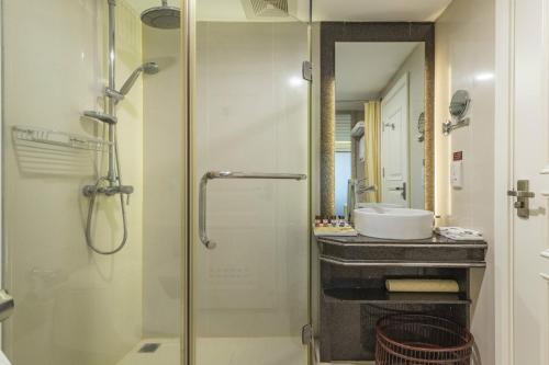 A bathroom at Haikou Jingheng Hotel - formerly the New Osrock Hotel
