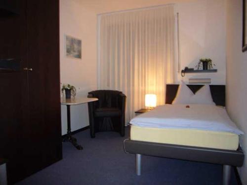 1 dormitorio con cama, escritorio y mesa en Hotel Marie Antoinette Kara, en Kara