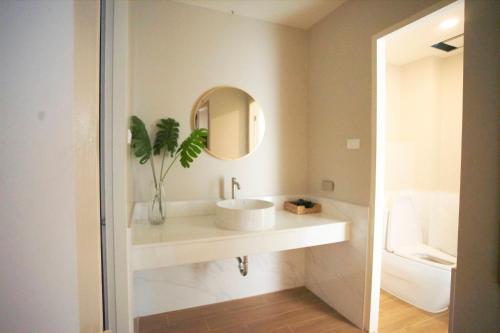 Ένα μπάνιο στο Dream Nimman Apartment