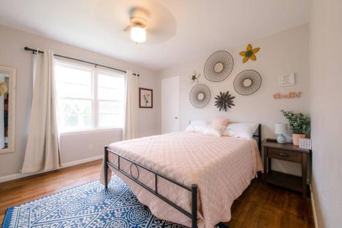 a bedroom with a bed and a window at 5 mins to Silos/Stadium/Block to Cameron Park Zoo in Waco
