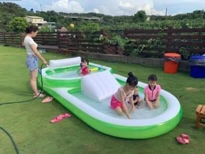 un gruppo di bambini che giocano in una piscina gonfiabile di Yanyu Xihu Villa a Xihu