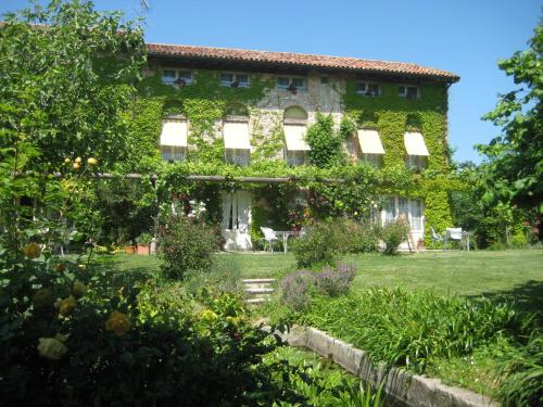 a building covered in ivy with a garden at Maso Di Villa Relais di Campagna in Susegana