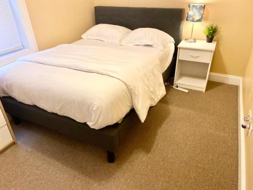 Postel nebo postele na pokoji v ubytování Entire Modern 2 Bedroom Apartment