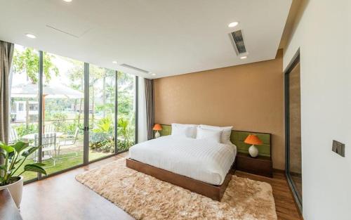 Giường trong phòng chung tại BOM HOMES- FLAMINGO ĐẠI LẢI resort