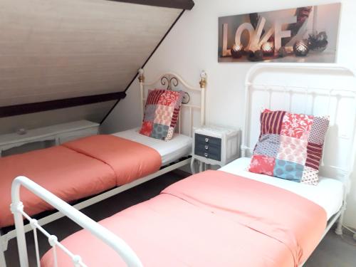 Krevet ili kreveti u jedinici u objektu Appartement d'une chambre avec jardin clos et wifi a Sainte Marie du Mont a 1 km de la plage