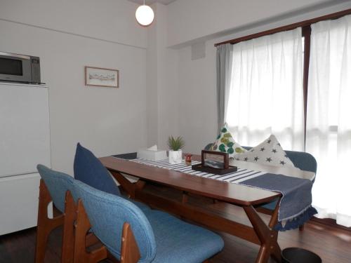 een eettafel en stoelen in een kamer bij Maple Sumikawa #201 in Sapporo