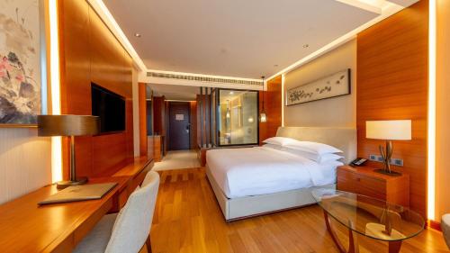 Ένα ή περισσότερα κρεβάτια σε δωμάτιο στο Holiday Inn Nanjing Xuanwu Lake by IHG
