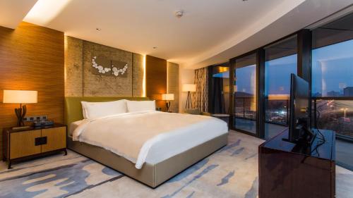 Ένα ή περισσότερα κρεβάτια σε δωμάτιο στο Holiday Inn Nanjing Xuanwu Lake by IHG