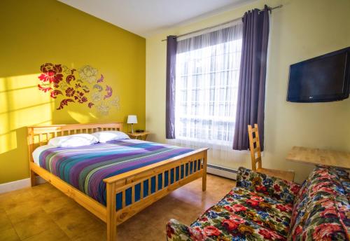 um quarto com uma cama, um sofá e uma janela em Pioneer Inns em Prince Rupert
