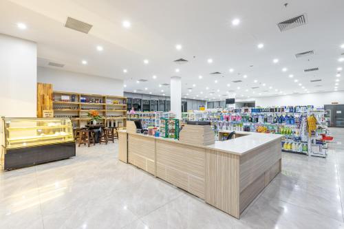 Supermarket nebo jiné obchody v  hotelu nebo okolí