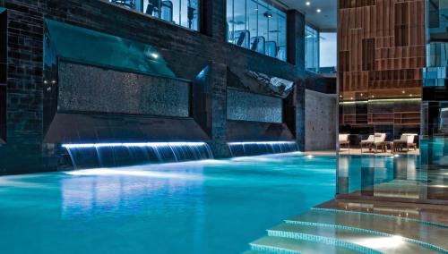 einem Pool mit Wasserfall in einem Gebäude in der Unterkunft Crowne Plaza Istanbul Asia, an IHG Hotel in Istanbul