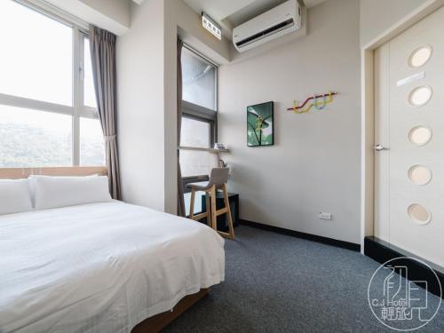 Gulta vai gultas numurā naktsmītnē CJ Hotel