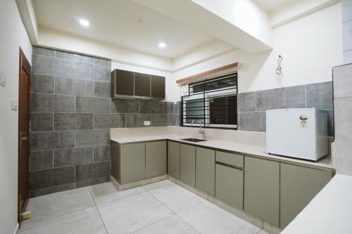 a kitchen with a sink and a refrigerator at Fortune Avenue in Mattanūr