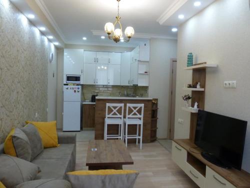 sala de estar con sofá y cocina en The Apartment for Comfortable Vacations in Tbilisi., en Tiflis