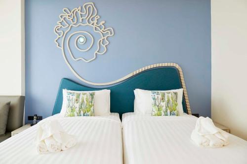 Elmas Cha Am Design Hotelにあるベッド