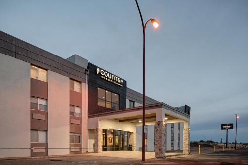 un edificio con una luz de la calle delante de él en Country Inn & Suites by Radisson, Pierre, SD, en Pierre