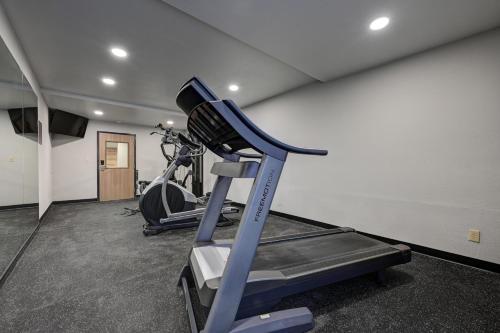 Fitness centrum a/nebo fitness zařízení v ubytování Country Inn & Suites by Radisson, Pierre, SD