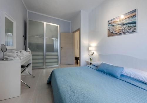 una camera con letto blu e lavandino di APARTMENT LINGOTTO AP3 a Torino