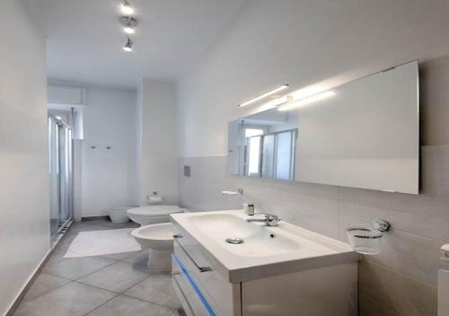 bagno con lavandino, servizi igienici e specchio di APARTMENT LINGOTTO AP3 a Torino
